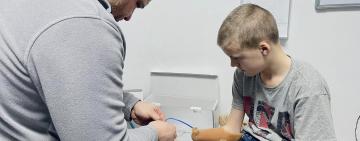 13-річному сину захисника з Одещини, який втратив руку внаслідок нещасного випадку, виготовляють протез